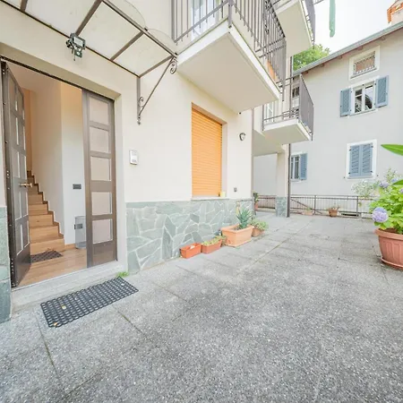 Lake-view Apartment, 1 Min Walk From The Holiday home