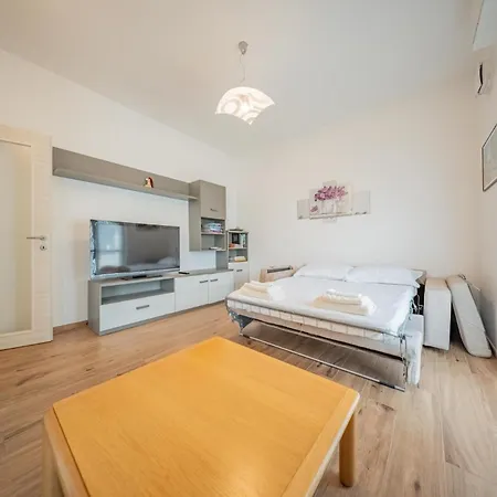 Holiday home Lake-view Apartment, 1 Min Walk From The *