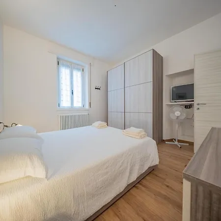 Lake-view Apartment, 1 Min Walk From The Holiday home *