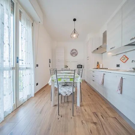 Lake-view Apartment, 1 Min Walk From The Holiday home Dervio