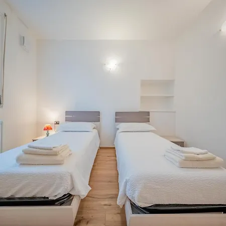 Lake-view Apartment, 1 Min Walk From The Nyaraló *