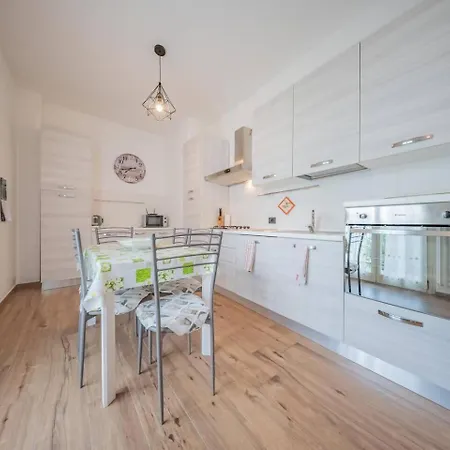 Castelaus, View, Ac, 1 Min Walk From The 別荘