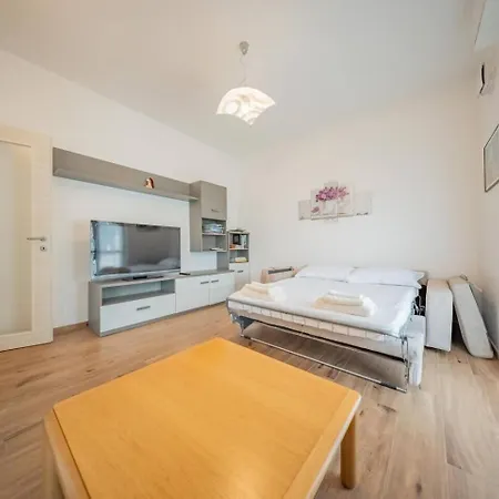 Castelaus, View, Ac, 1 Min Walk From The *