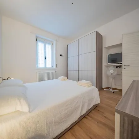 Castelaus, View, 1 Min Walk From The Vakantiehuis