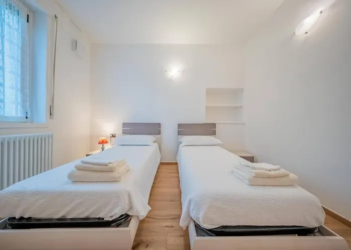 Castelaus, View, Ac, 1 Min Walk From The *